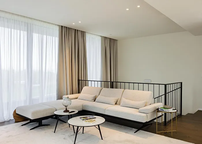 Luxury Within Resort, 빌라 사부드리자